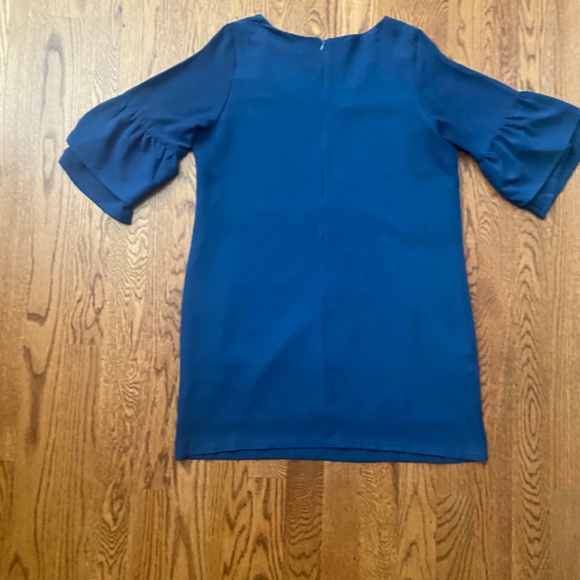 Bell sleeve shift dress - Picture 2 of 5